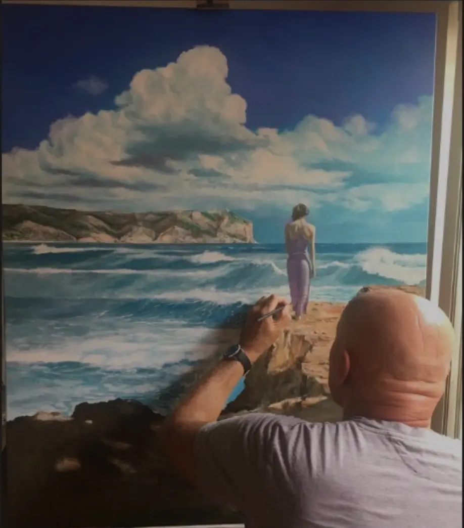 Rolf van der Wal aan het werk aan een zeegezicht