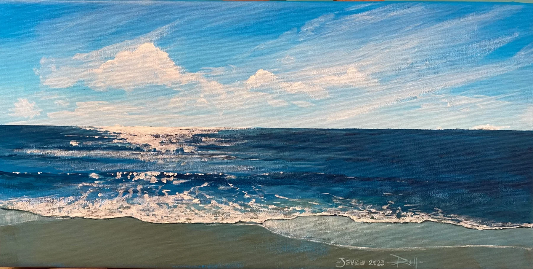 Zeegezicht met zonlicht onder wolken en golven die het strand op rollen